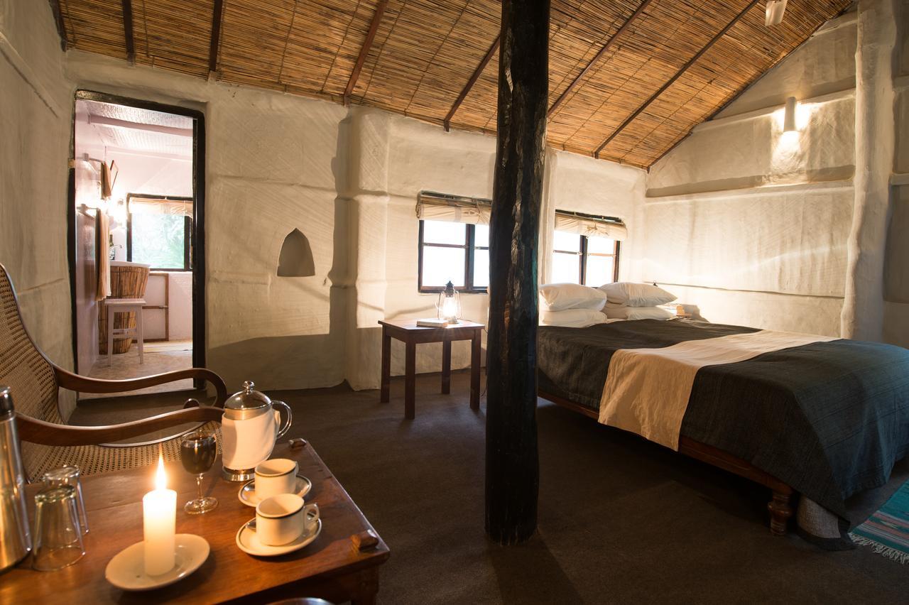 Tiger Tops Tharu Lodge Chitwan Eksteriør bilde
