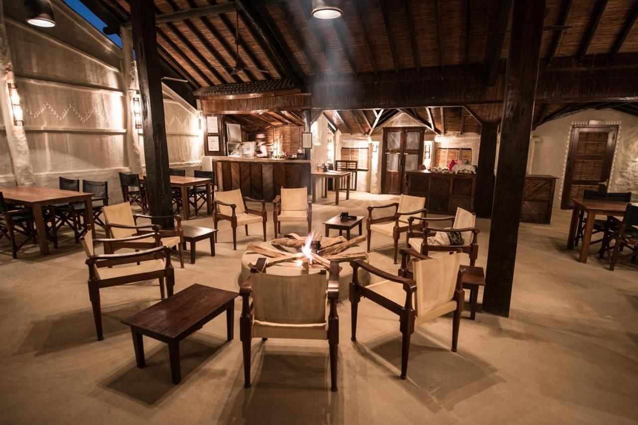 Tiger Tops Tharu Lodge Chitwan Eksteriør bilde